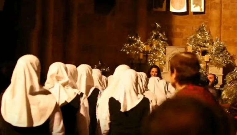 BOŽIĆNO ČUDO: Muslimanke ušle u crkvu, i uradile nešto što je izazvalo SUZE NA OČI SVIM HRIŠĆANIMA (VIDEO)