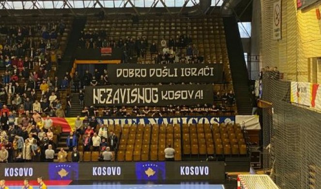 SKANDAL TRESE REGION! BRUKA I SRAMOTA! Navijači razvili transparent: DOBRODOŠLI IGRAČI NEZAVISNOG KOSOVA! (FOTO)